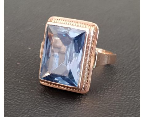 BLUE TOPAZ SINGLE STONE RING the rectangular blue topaz measuring approximately 15mm x 11.5mm x 6.1mm, on Polish fourteen car