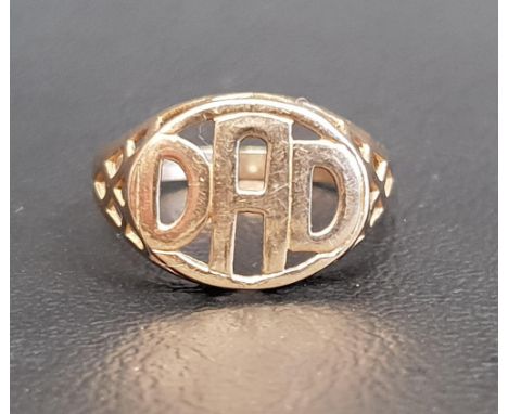 NINE CARAT GOLD 'DAD' RINGthe central pierced panel with the word 'DAD', ring size S and approximately 2.4 grams 