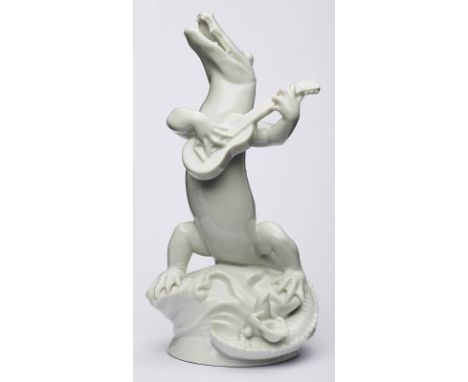 "Ballade" / Krokodil mit Gitarre,Rosenthal 1929. Entw.: Gustav Oppel. Weiß glasiert. Auf Felssockel stehendes Tier, d. Gitarr