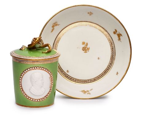 Deckeltasse mit UT"Horace", Rauenstein Anf. 19. Jh. Zylindr. Tasse m. eckigem Henkel u. flachem Deckel m. Knauf in Form einer