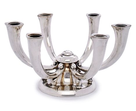 6-flamm. Leuchter, Art Deco,Schwäbisch Gmünd um 1930. 835er Silber. Fa. Grimmiger. Weiter Rundfuß, mittig erhöht m. kl. Kuppe