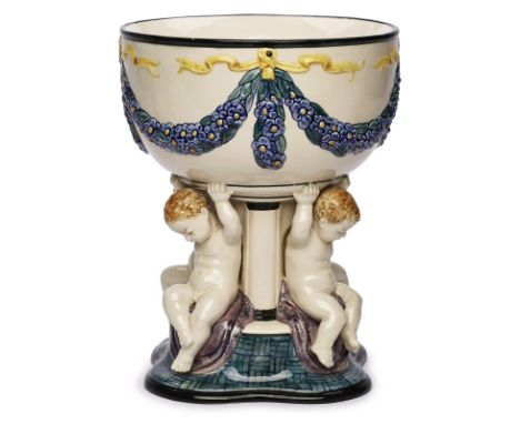 Gr. Tafelaufsatz, Jugendstil,Karlsruhe um 1910. Entw. wohl W. Süss. Heller Scherben, bunt bemalt u. glasiert. Halbkugelige Sc