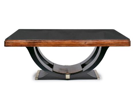 Gr. Art Déco-Tisch, Frankreich um 1930.Massiv Palisander u. Palisander furniert. Schwarze Glasplatte. Breite Zarge auf u-förm