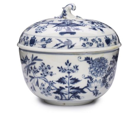 Gr. Terrine, Meissen Mitte 18. Jh."Zwiebelmuster". Kugeliger Korpus m. gewölbtem Deckel, d. Kante leicht ausgestellt, obenauf