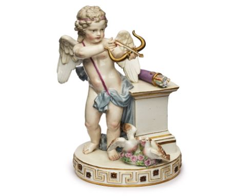 Amor mit Pfeil und Bogen, Meissen um 1900.Entw.: M.V. Acier. Neben Postament m. Köcher stehender Amor m. ausgebreiteten Flüge