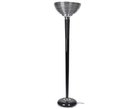 Art Déco-Stehlampe, Frankreich um 1930.1-flammig. Schwarz lackierter Schaft m. rundem, abgetrepptem, verchromten Lampenschirm