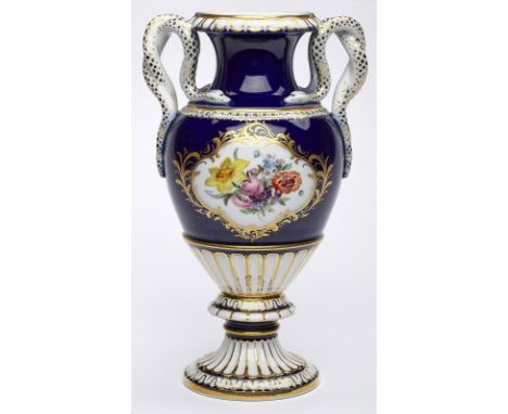 Schlangenhenkelvase,Meissen Pfeifferzeit (1924-'34). Amphore m. gekehltem, v. verschlungenen Schlangenpaaren flankiertem Hals