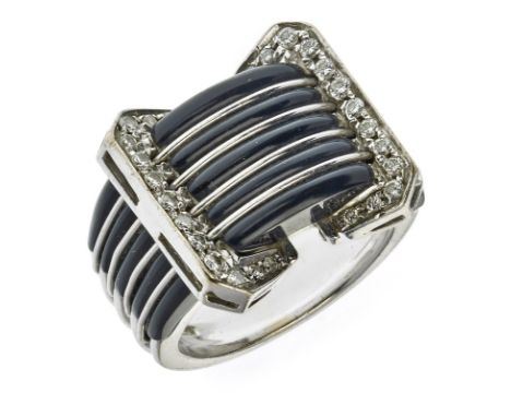 Onyx-Brillant-Ring, Alessandria, Italien.18 kt WG, besetzt m. 5 schmalen gewölbten Onyx-Strängen u. 26 kl. Brillanten v. zus.