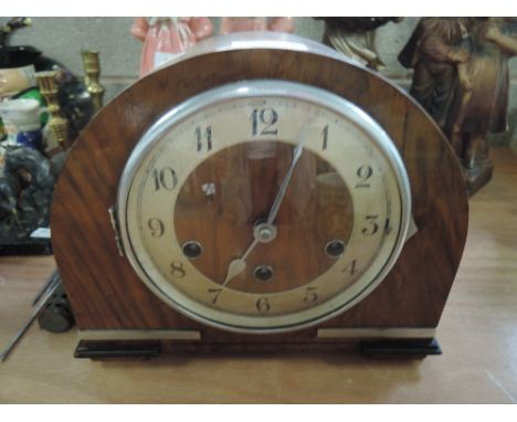 An early to mid 20th century mantle clock 