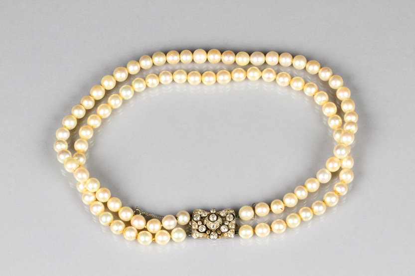 Ladies pearl necklace, double string of cultured pearls with a fine