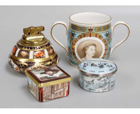 A Spode Porcelain Commemorative Mug, two Halycon Days Enamels hinged boxes and a Royal Crown Derby Imari table lighter (4)