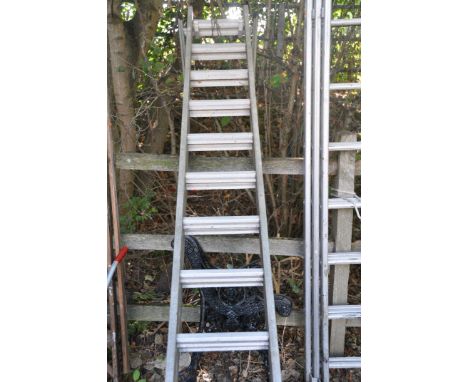 A HBRU DOUBLE EXTENSION LADDER