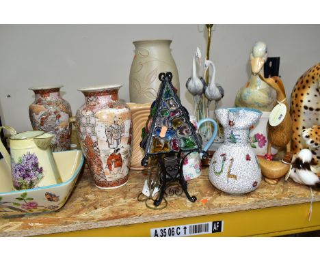 A GROUP OF LAMPS, VASES AND OTHER DECORATIVE HOMEWARES, to include an Ars Deruta mid twentieth century jug painted with naive