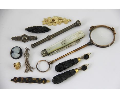 A collection of assorted jewellery, to include; a pair of carved Victorian drop earrings, a silver button, a Victorian carved