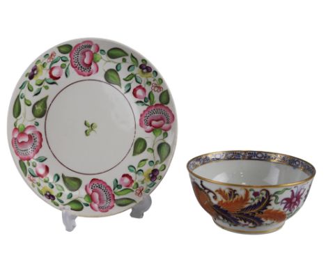 A George III New Hall porcelain tobacco leaf pattern bowl together with a floral shallow dish, latter 21.5 cm