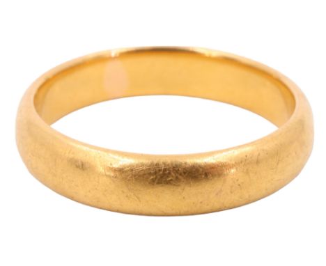 A 22 ct gold wedding band, size Q/R, 6.8 g