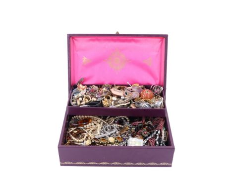 A jewellery box containing a quantity of vintage and cotemporary costume jewellery