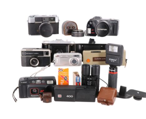 A group of vintage cameras including a Yashica Lynx-1000, an Agfa Isolette, a Kodak 'Instamatic', etc, together with a group 