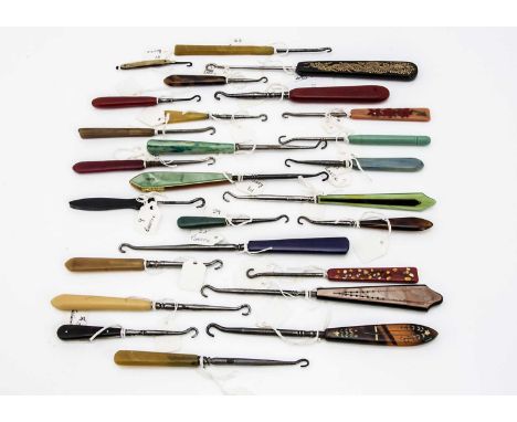 A collection of vintage button hooks, approx 26, most plastic handled