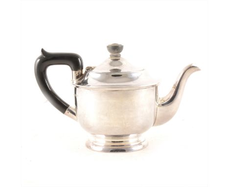 A silver teapot, Viner's Ltd (Emile Viner), Sheffield 1938, plain round pedestal form, approx. 14.5oz gross, 14cm.