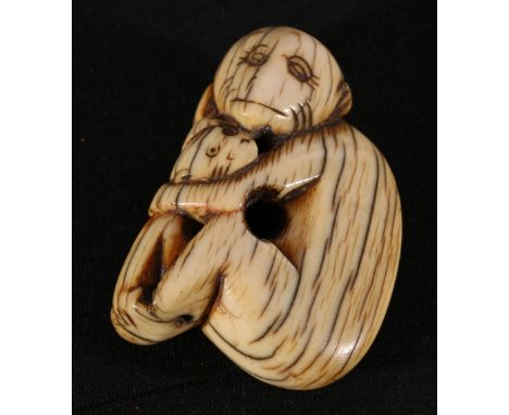 19th century ivory netsuke depicting a monkey and a baby, 4.5cm