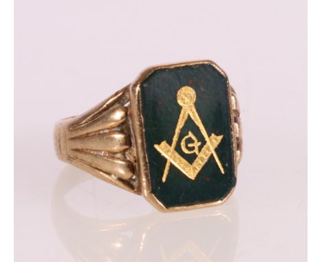 Unhallmarked masonic ring with blood stone, the stone gilded with compass., size P, 4.2g.