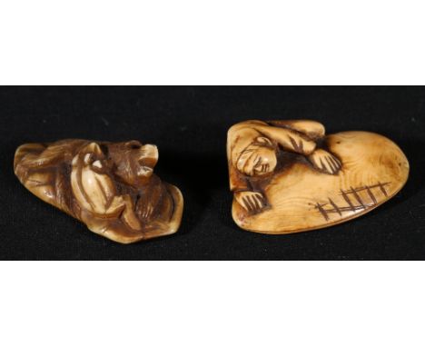 Two small Japanese ivory netsuke, one depicting a frog and a monkey, the other depicting a boy on a clam shell, 4cm, Taisho.