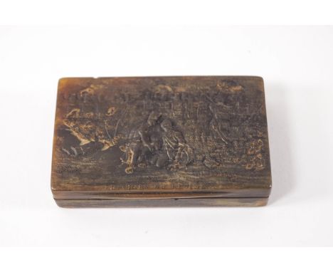 An early 19th century French horn snuff box, the lid depicting a battle scene titled 'Le Chien du Regiment', 7.5cm x 4.5cm