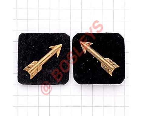 7th Indian Division WW2 pair of cloth formation signs. Gilt arrow applied to black velvet square. (2 items) Brooch pin Saw ha