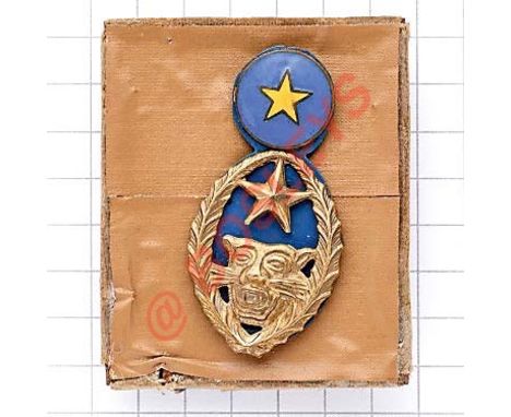 Colonel “Mad” Mike Hoare’s rare 1960’s Congo Mercenaries attributed cap badge. Die-cast elliptical wreath, star over leopard’