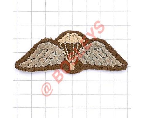 WW2 parachute qualification airborne cloth wing. White parachute flanked by light blue wings with central fleck, embroidered 