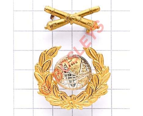 Royal Marine Artillery 1902-23 Officer’s gilt cap badge. Die-stamped silvered and gilt globe and laurel surmounted by separat