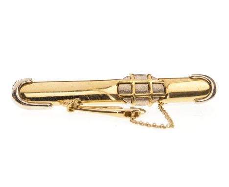 GOLD TIE PIN, with a white metal section with overlaid yellow gold lattice decoration, 55mm long, marked 750 to the reverse, 