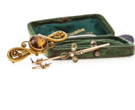 VICTORIAN BAR BROOCH, set with a central round faceted collet set gem with a ropetwist border, within twist setting with rope