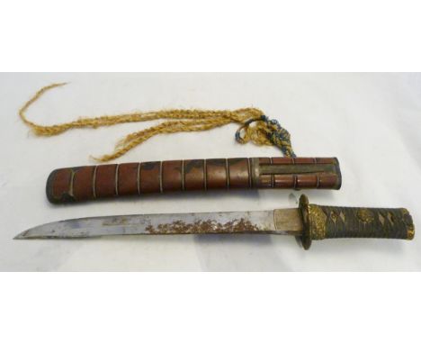 Japanese tanto short sword, possibly Meiji period, unsigned tang, braided rayskin grip, gilt tsuba, lacquered scabbard with w