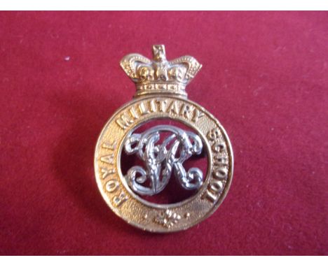Duke of York’s Military School Victorian Cap Badge (Bi-metal), two lugs, issued between: 1898-1901. K&amp;K: 1078, this is th