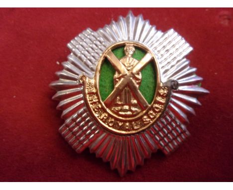 2nd Battalion The Royal Scots (Lothian Regiment) WWI Other Ranks Cap Badge (White-metal and gilt with green cloth backing), t