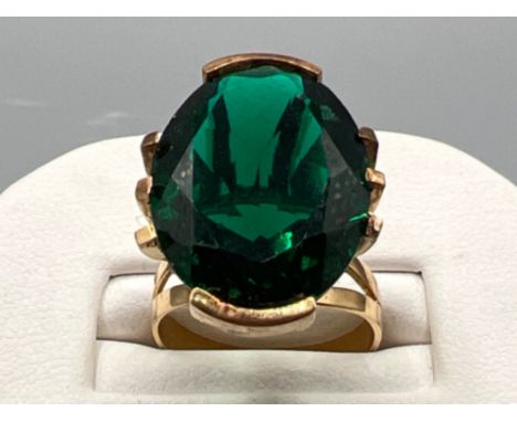 Ladies 18ct gold green stone ring. Set with a large oval green stone in claw setting. 7.4g size M