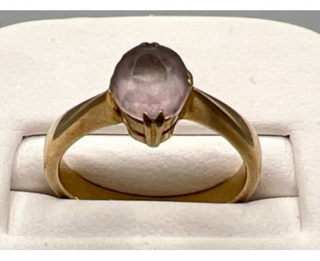 Ladies 9ct gold light purple stone ring. 3.2g size M