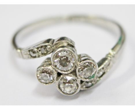 An Art Deco platinmum diamond ring, size O, gross wt. 4.3g.