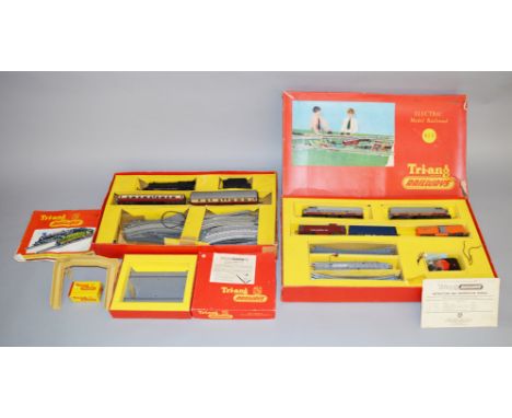 OO gauge. Quantity of Triang items: RLX Transcontinental diesel freight set, comprising power car, dummy car, three freight c