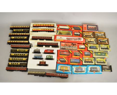 OO gauge. Quantity of coaches and wagons by Wrenn, Hornby, Airfix, Lima, etc: 26 x boxed; 22 x unboxed. Conditions vary. (48)