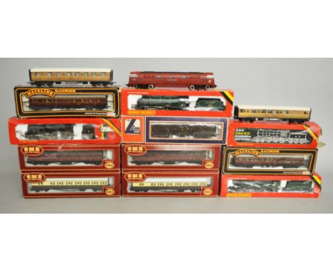 OO gauge. Quantity of assorted boxed model railways items: Hornby 4-6-0 GWR green 'King Edward' locomotive; Hornby R154 4-6-0