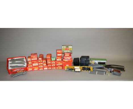 OO Gauge. A good quantity of mostly Tri-ang Raliway items, some boxed. The lot includes three locomotives, an 0-6-0T in BR bl