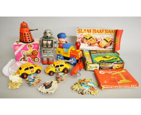 A mixed lot of assorted toys, to include: Tomy battery operated Doctor Who Dalek (missing eye); robot, made in Hong Kong, Sta