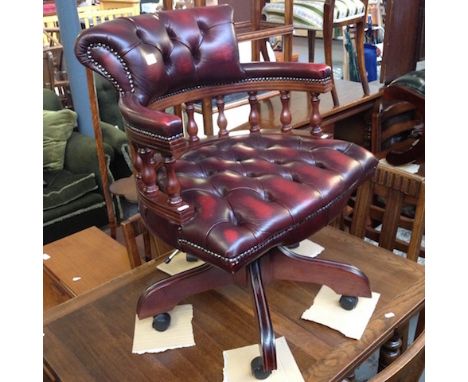 OXBLOOD BUTTON LEATHER SWIVEL DESK CHAIR. W61CM