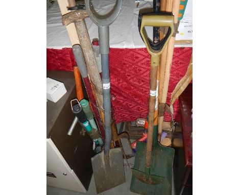 A mixed lot of garden tools.  (collect only).
