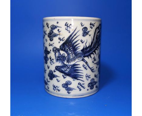 A Chinese blue and white ceramic brush pot, ht 12cm x diam 10cm