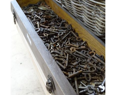 Large quantity of various Antique and Vintage keys (boxful) 