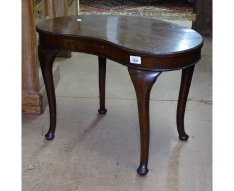 An Edwardian mahogany kidney-shape lamp table, W60cm, H42cm 